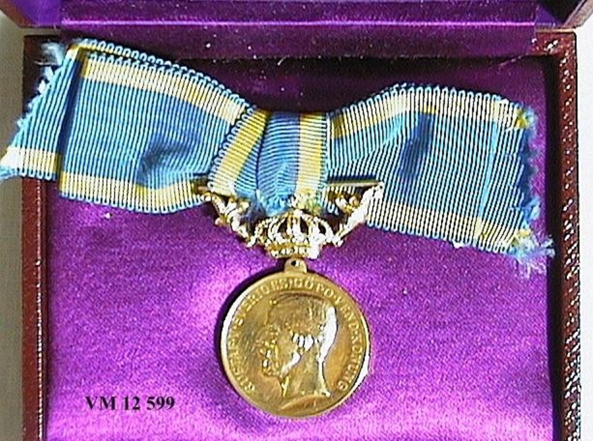 Medalj i rödbrun etui. Guld med blå-gul ripsbandsrosett.

Framsidan: Konung Gustav V:s bild.

Har tilldelats Alma K Jacobsson personligen.
Baksidan inskriptionen : För medborgerlig förtjänst.
Medalj utdelad till föreståndarinnan för Johanna Brunssons vävskola Alma. K. Jacobsson, guldstämpel, 1938.