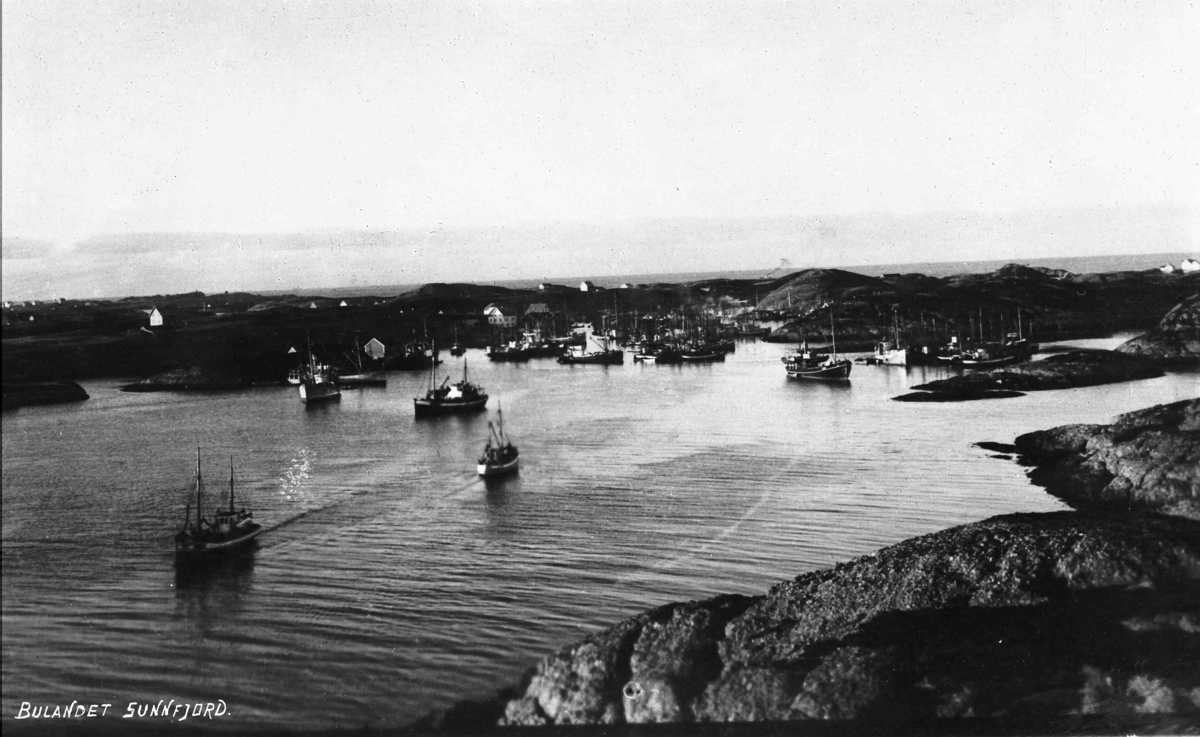 Fiskeflåten for anker i Nikøyosen, Bulandet