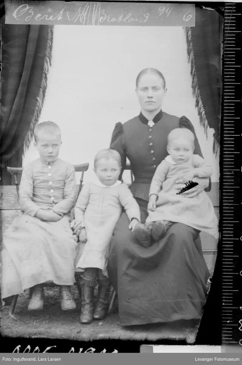 Portrett av en kvinne og tre barn.