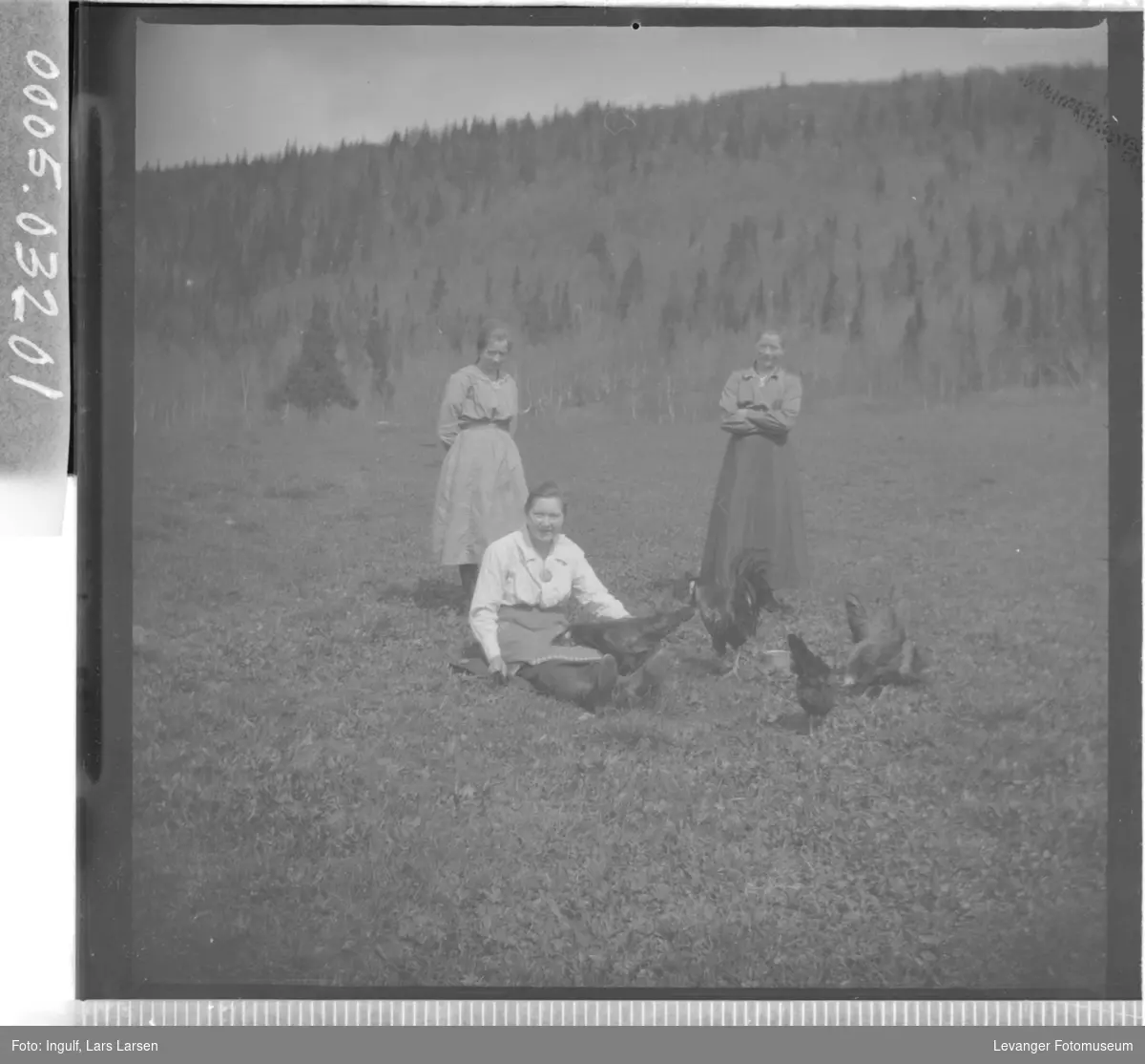 Gruppebilde av tre kvinner med høner.
