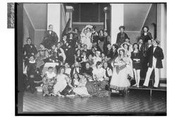 Personer i teaterkostymer