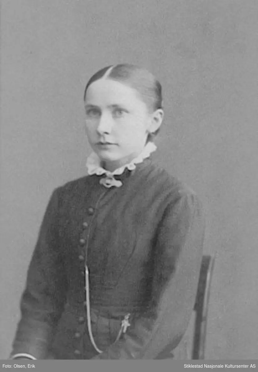 Portrett av ukjent kvinne med smykkelenke/kors og  blondekrage