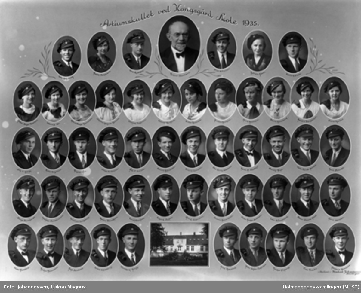 Artiumskullet ved Kongsgård skole 1935. Russebilde bestående av  portretter av rektor, samt avgangselevene i russeluer. Foto av skolen nederst i midten. Fotografiet montert på kartong.
