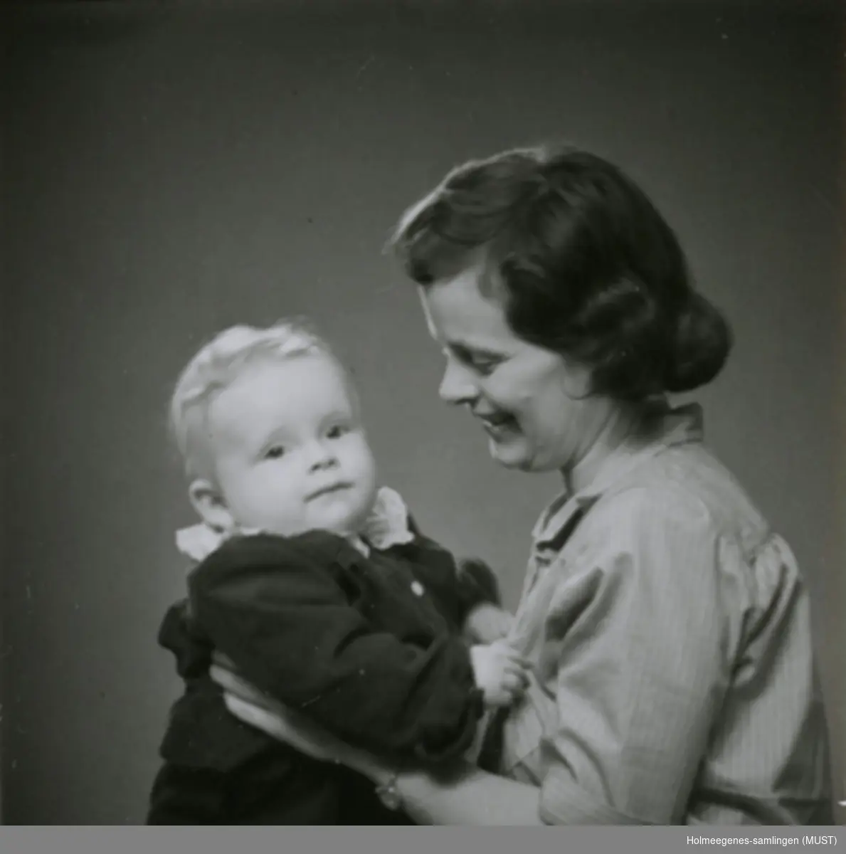 Portrett av en ung kvinne med et lite barn.