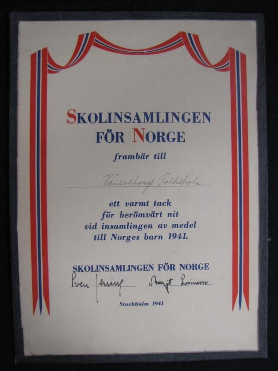 I maj 1979 bereddes Vänersborgs museum tillfälle att välja ut föremål bland material som utrengerades vid skolorna i staden.

X: Text: Skolinsamlingen för Norge frambär till Vänersborgs Folkskolor ett varmt tack för berömvärt nit vid insamling av medel till Norges barn 1941.
Undertedknat av Sven Jerring, Margit Levinsson.