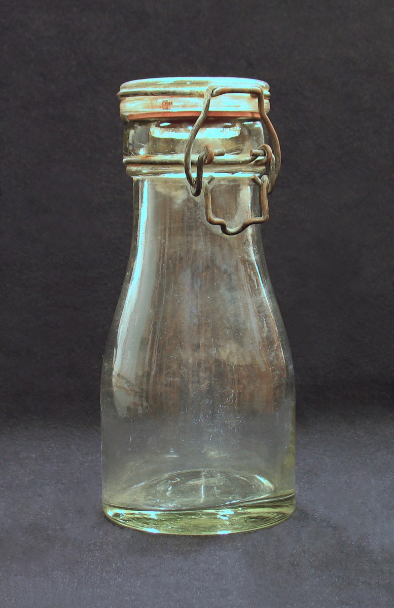 Flaska i glas med ''patentkork'', gummiring och stålbygel.
