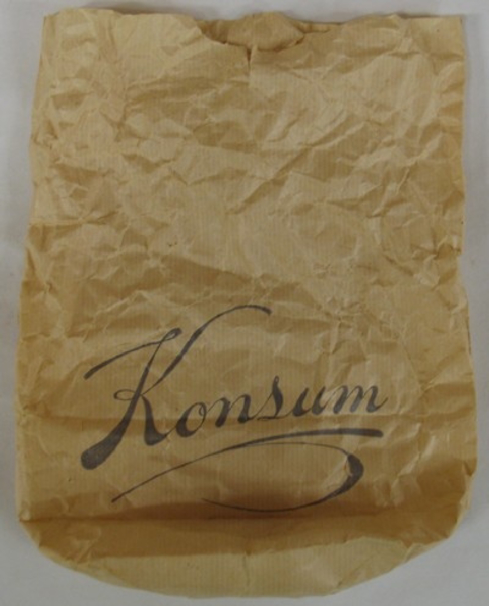 På en sida bär påsen texten: ''Konsum'' skrivet i blått. Påsen har tidigare innehållit arkelogiska fynd från grävningar Vid Brätte 1943.

(Har använts för förvaring av arkeologiska fynd).