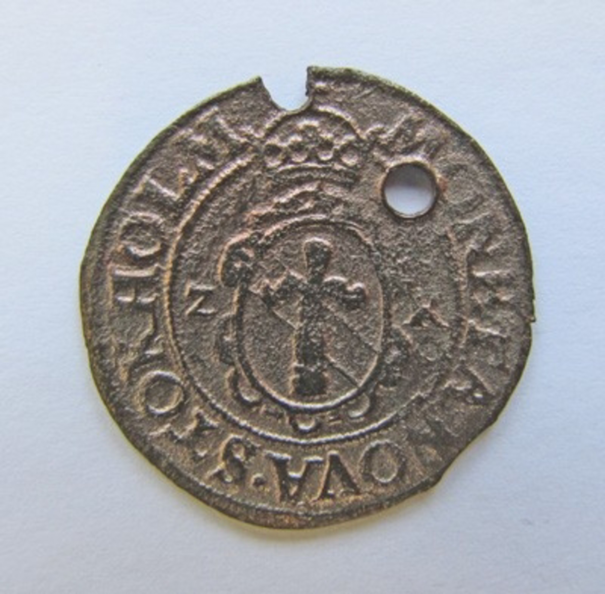 Johan III, 2 öre, silver. Präglat 1573 i Stockholm. Myntet är perforerat.