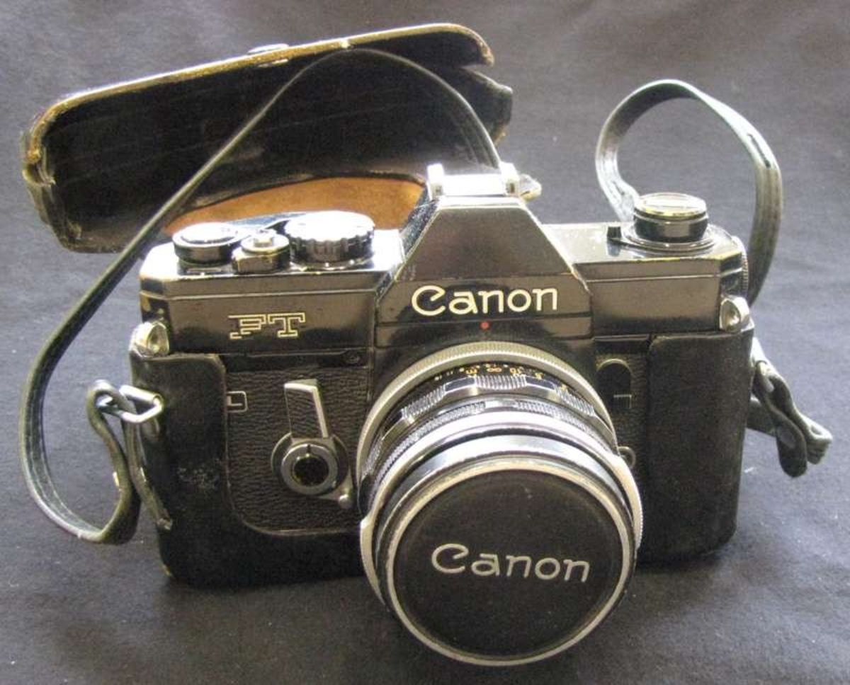 Kamera i svart läderfodral. Till kameran finns objektivet Canon lens fl 50mn, 1:1,8, Nr 157795.

Detta är en av de första Canon kameror som köptes in av länsmueet (eg. Älvsborgs länsmuseiförening) för byggnadsinventeringsdokumentation. Minst tre Canon fanns under 1970-talet.

Kameran köptes in 1970 men införlivades med samlingarna 2011.