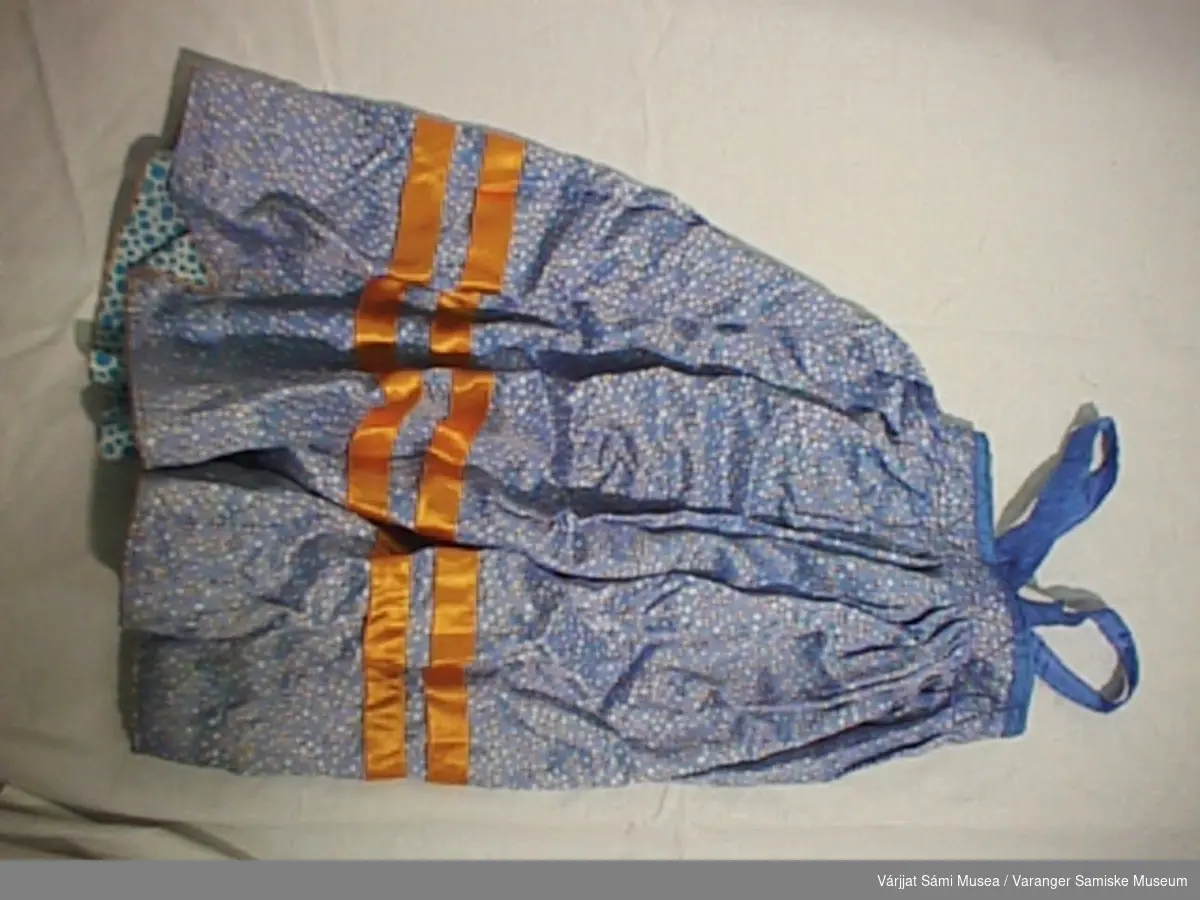 Samisk jentedrakt fra Kola, Russland. Antrekket består av skjørt, underskjørt, bluse og forkle.