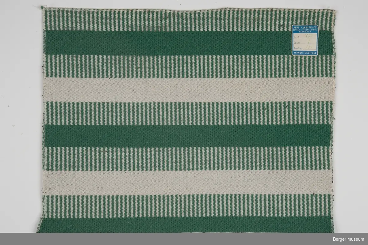 Møbelstoff, metervare
Enkeltprøve
Tverrstripet med grønne smale striper og bredere hvite og grønne.