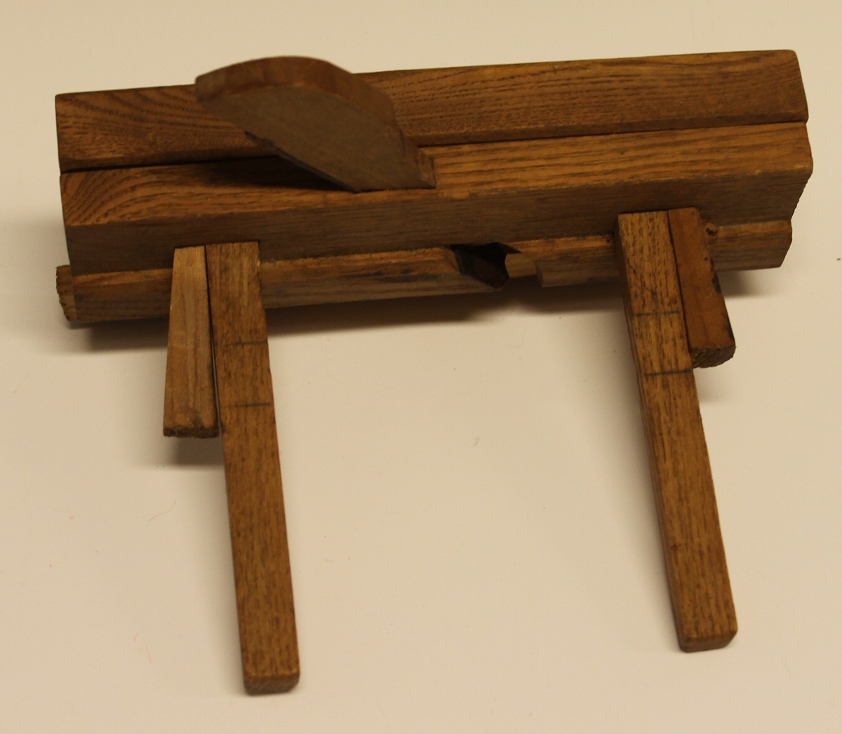 Form: smal høvel med liten sidesponhus med profile på knivblad. Høvle profiler på dører, vinduer,og møbler.