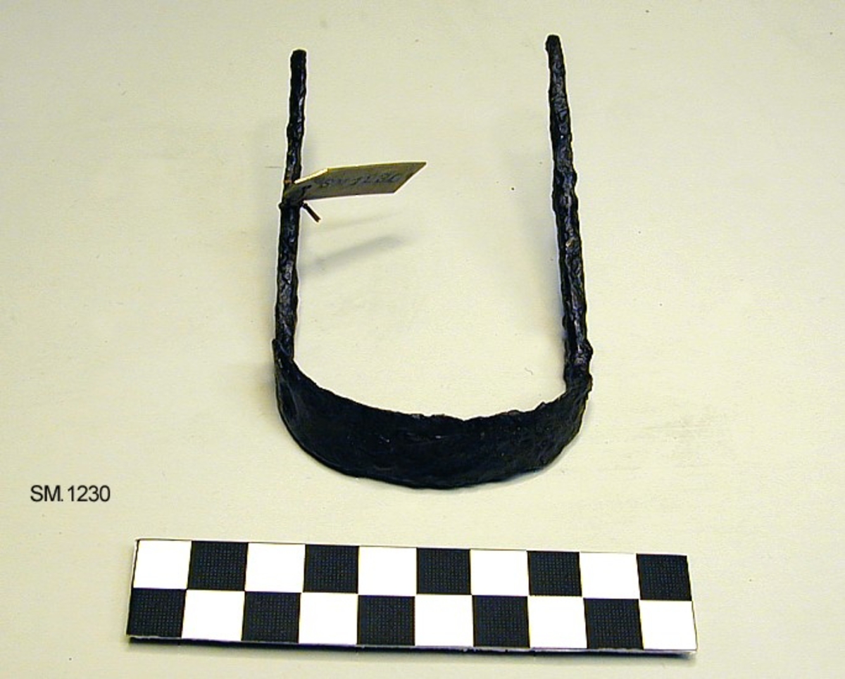 Høveljern, som Jan Petersen 1.c. fig. 114 eller Rygh 411, med krummet blad og to lange armer, som ytterst er ombøyd. 
TGM-SM.1225-33: Disse sakene er funnet samlet i en gravhaug sammen med aske og brente bein. Tid: siste halvdel av 9. årh. (Noe uvisst om SM.1232-33 hører med til funnet, men sannsynlig at de gjør det)
