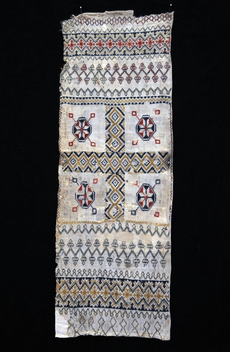 Fra protokollen: Gjelder begge, TGM-SM.2522.A og B: Krosklæde med sprang (firfletting), rikt (?), korssting, i Normannarænding.
Dette kledet har ikke noen fletter, har antagelig hatt det opprinnelig i den ene enden.