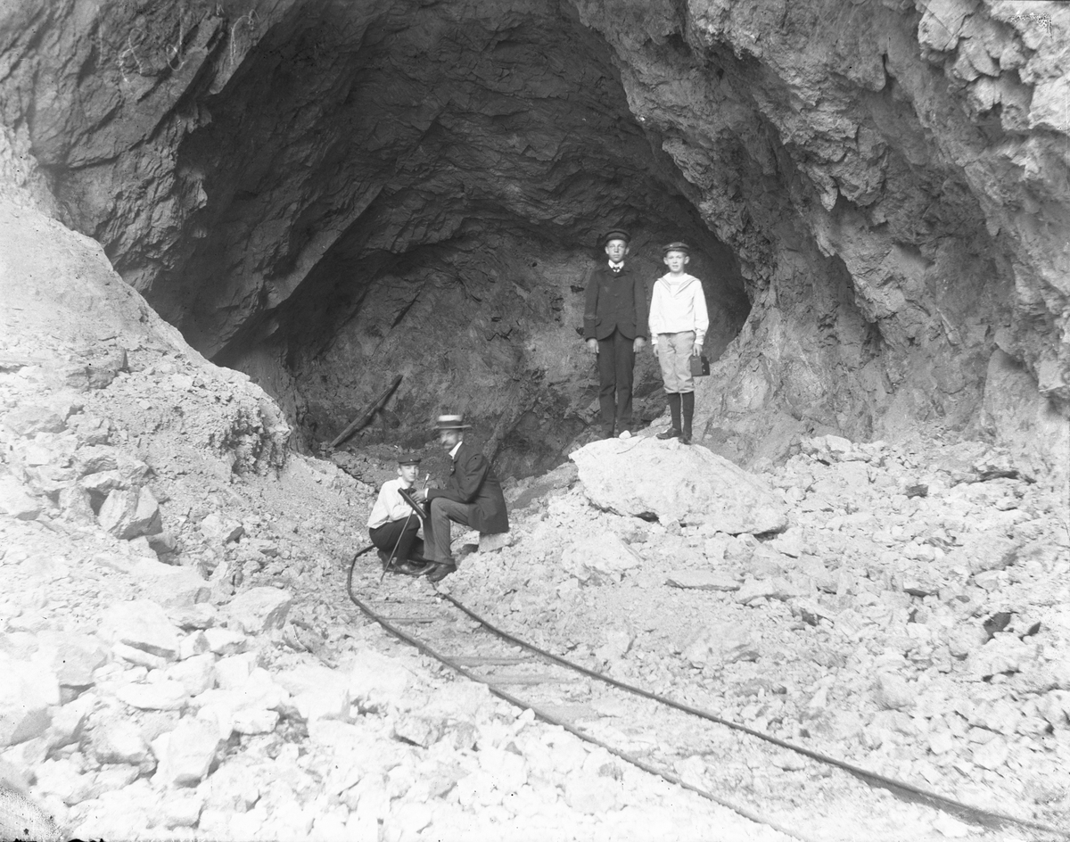 Mann og gutter i feltspatbruddet som heter Tangenbruddet ved Kammerfosselven, Kragerø. Bildene er sannsynligvis tatt i 1906.