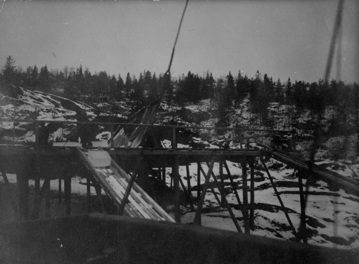 Isblokka på vei ombord. Bjelkevika, Levangsheia januar 1911.