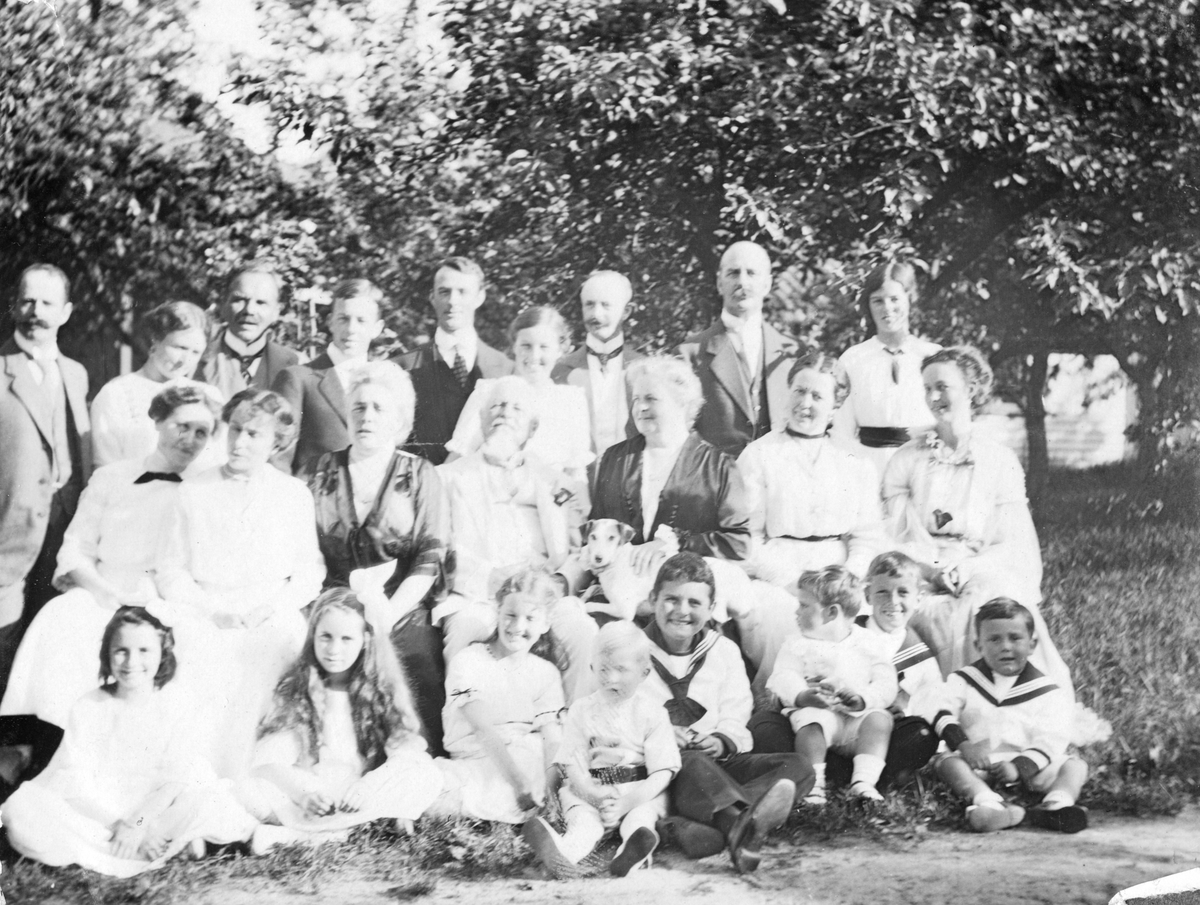 Thomas Møller Wiborg og  familien samlet på Frøvik gård. 80 års dag. 19.07.1915.