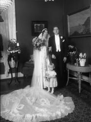 Et brudepar og ei lita brudepike fotografert