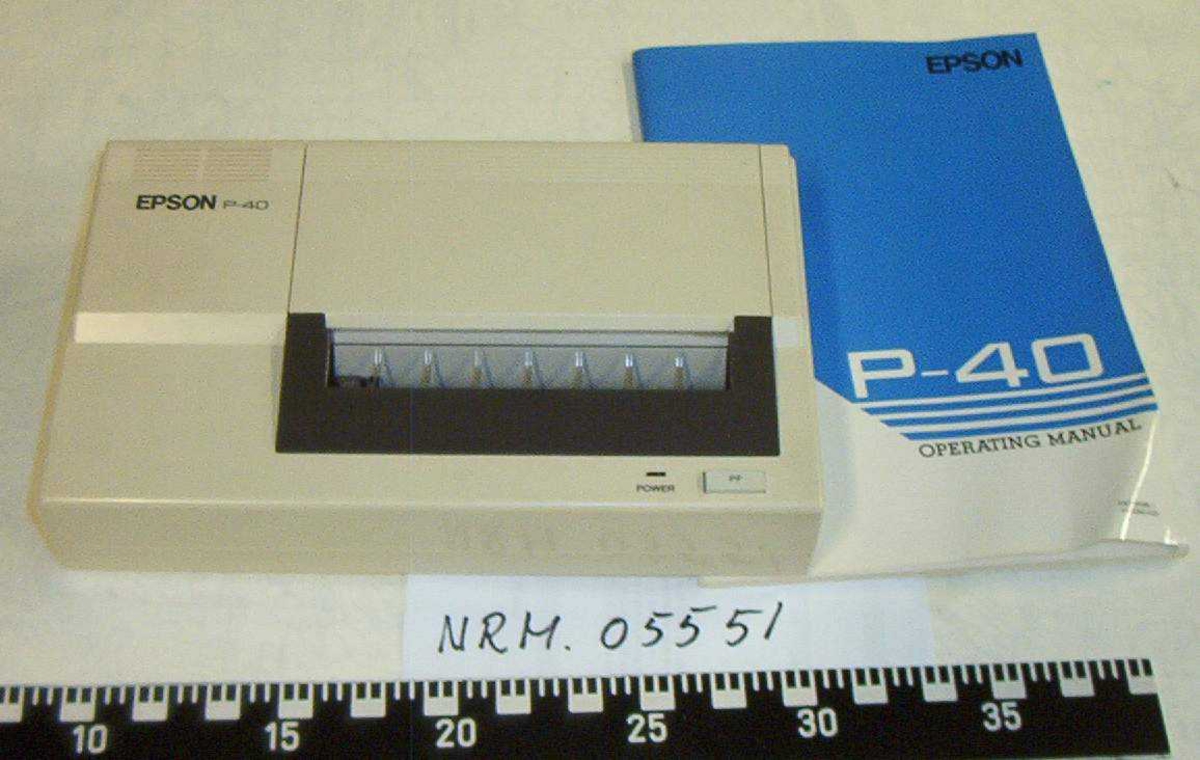Epson P-40 Compact Terminal Printer
Ubrukt - ligger i original oppbevaringseske med:
- 1 bruksanvisning
- 2 sett ledninger med kontakter
- 1 adapter