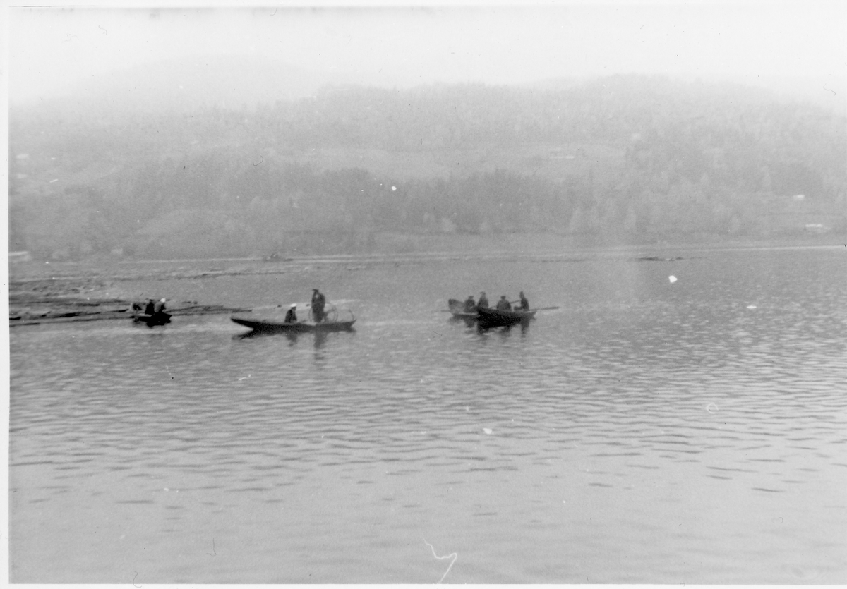 Utringning i Tinnålensa, Heddalsvannet 1952
Mennesker i prammer på vannet