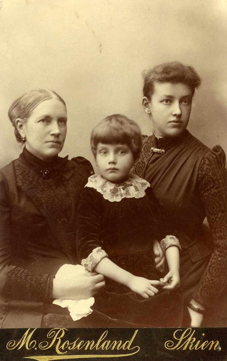 Charlotte Aall (1835) med sin datter Nicoline Aall (1862) og liten pike. Trolig Nicolines datter, Charlotte Torstensen (1885)