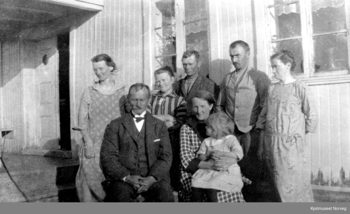 Henrik og Oline Gåsvær står fra venstre, de andre er ukjente familiemedlemmer