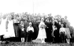 Brudeparet Arthur Haltvik og Ida Henriksen Haltvik med gjest