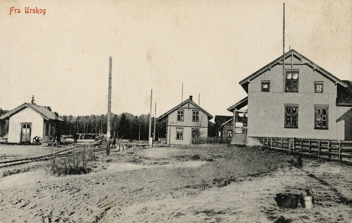 Oversiktsbilde fra Urskog stasjon. Den opprinnelige stasjonsbygningen sees til venstre, den nye bygningen fra 1909 til høyre.