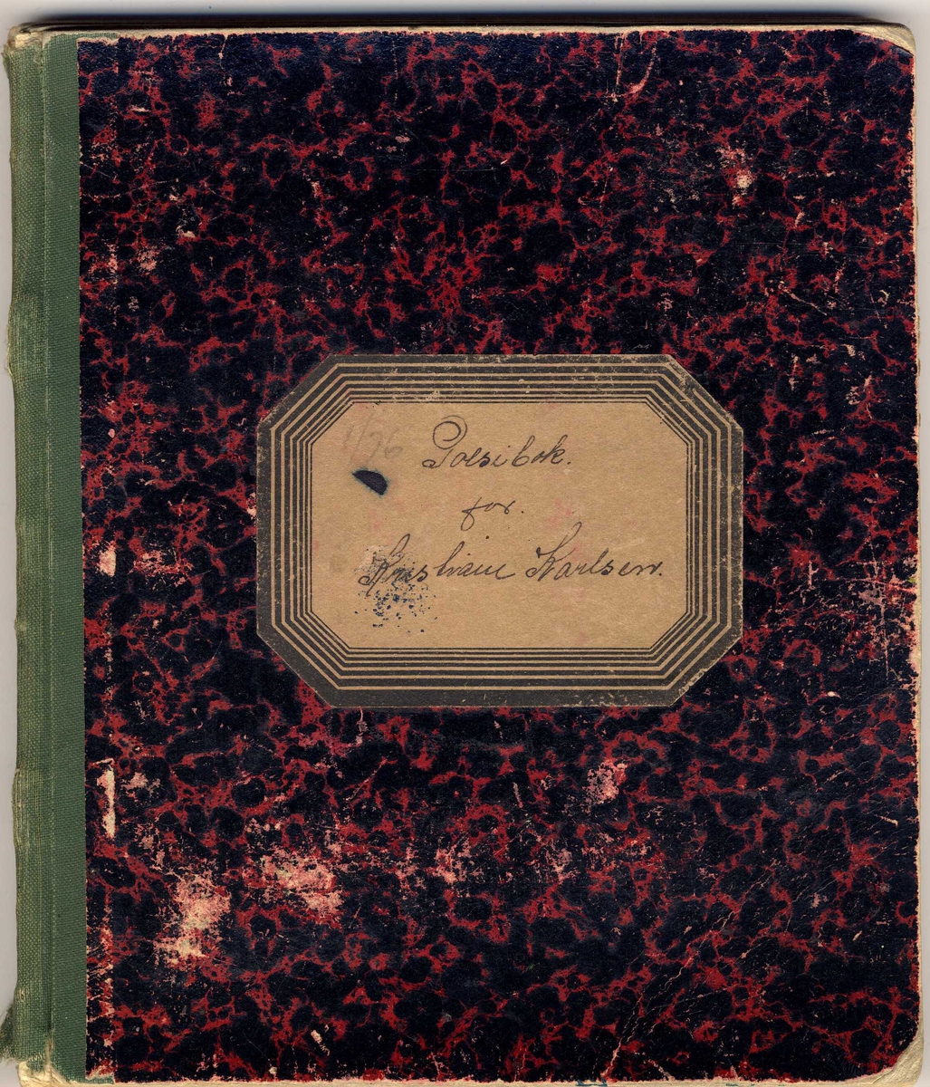 Svart- og rødmønstrete bok med grønn stofftape i ryggen. Ikke laget som minnebok - en vanlig notisbok med linjerte ark. Det er også klistret en lapp på boken hvor det er skrevet navn på eier. 