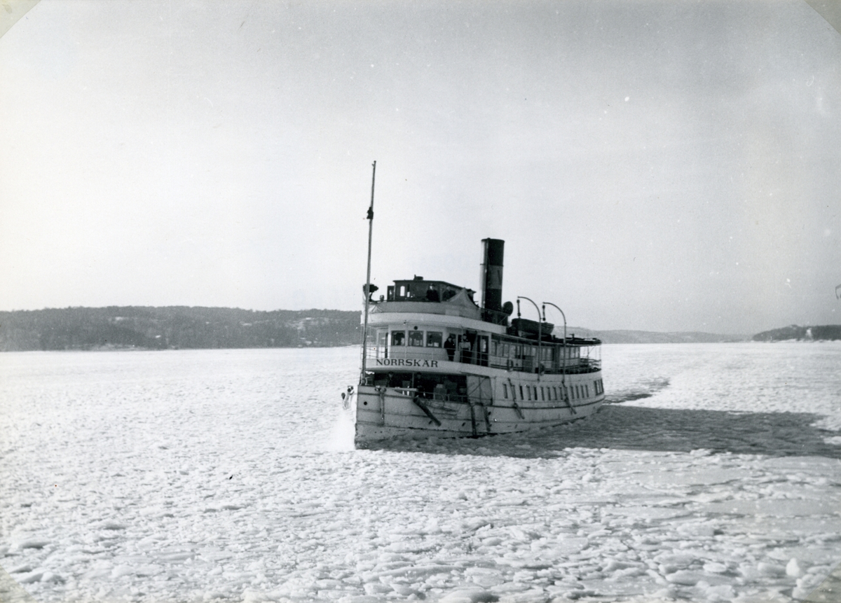 Fartyget befinner sig mellan Hasseludden och Höggarn mott för Kummelnäs yttre brygga. Fotodatum 1953-02
