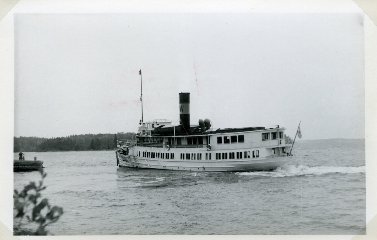 Fartyget avgår från Stenslättens ångbåtsbrygga. Foto i maj 1952.
