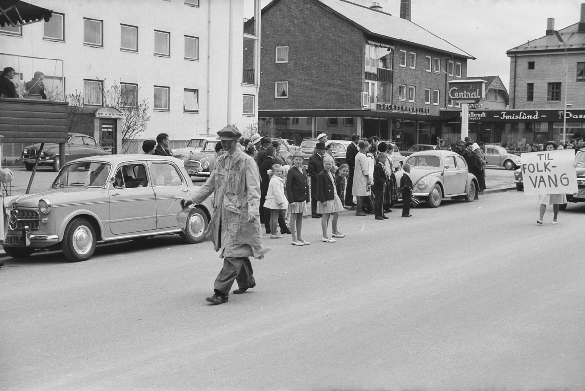 17. mai. Elverum. 
 1965. 
 Russetog, Storgata. 