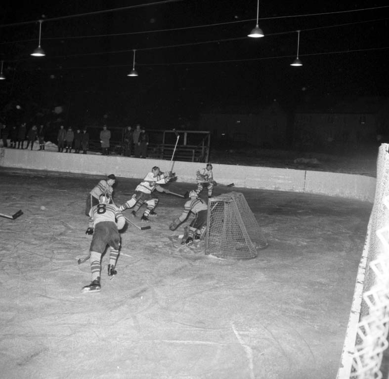 Enligt notering: "Ishockey 28/2 1960".