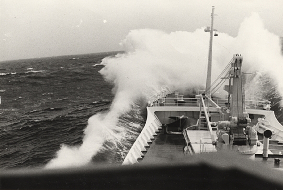 M/S ARAWAK av Stockholm i hårt väder utanför Formosa 17.3.1966.