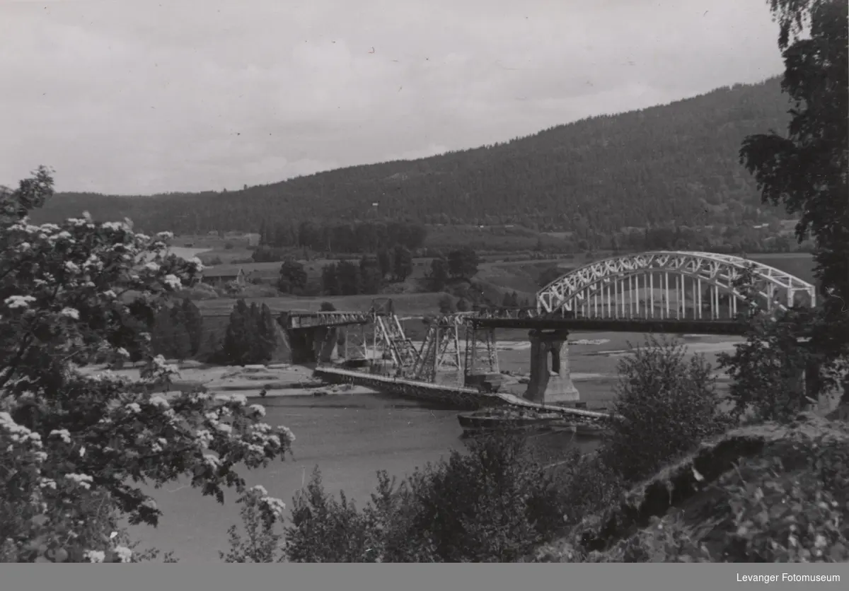 Minnesundbroa delvis sprengt av norske soldater. Tysk pontongbo synes like ved.