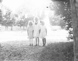 Tre jenter i flaggsmykket Biørnsborgpark, trolig like før av