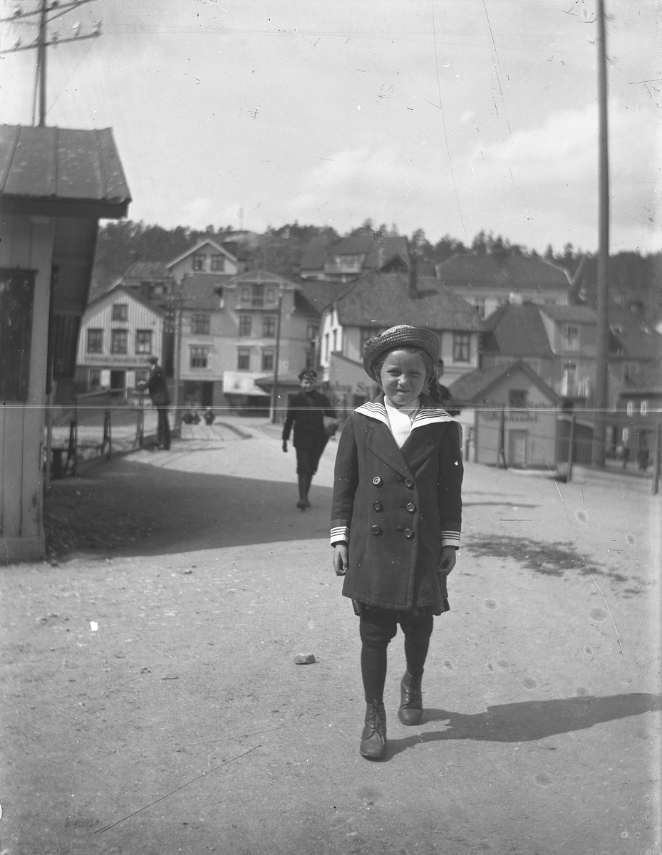 Barn ved Dampskipsbrua/Bybrua, Lilletorvet bak. Kragerø