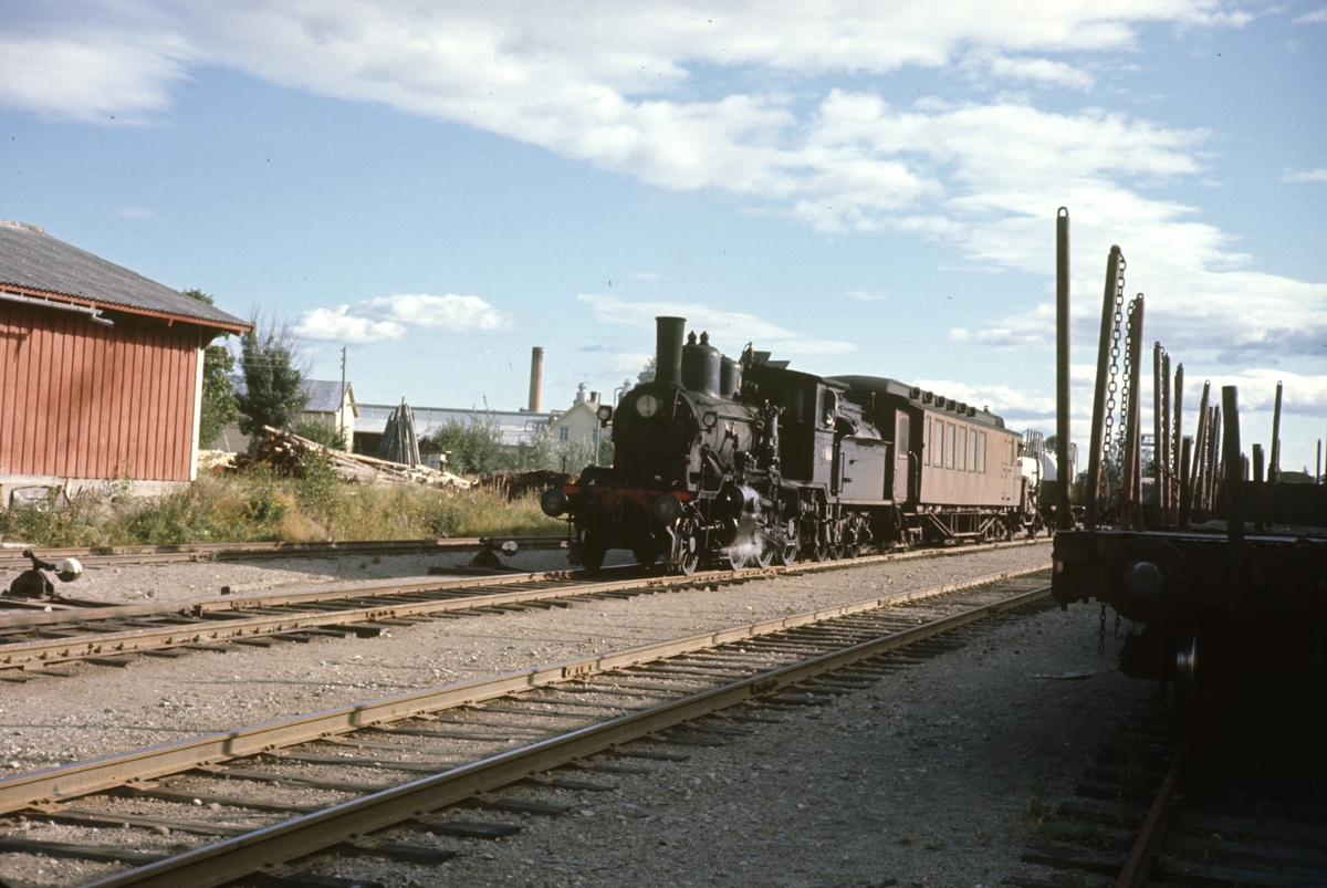 Damplokomotiv type 21c nr. 377 med godstog på Kirkenær stasjon på Solørbanen. Kombinert konduktør- og personvogn litra BFo2b nr. 185 bak lokomotivet