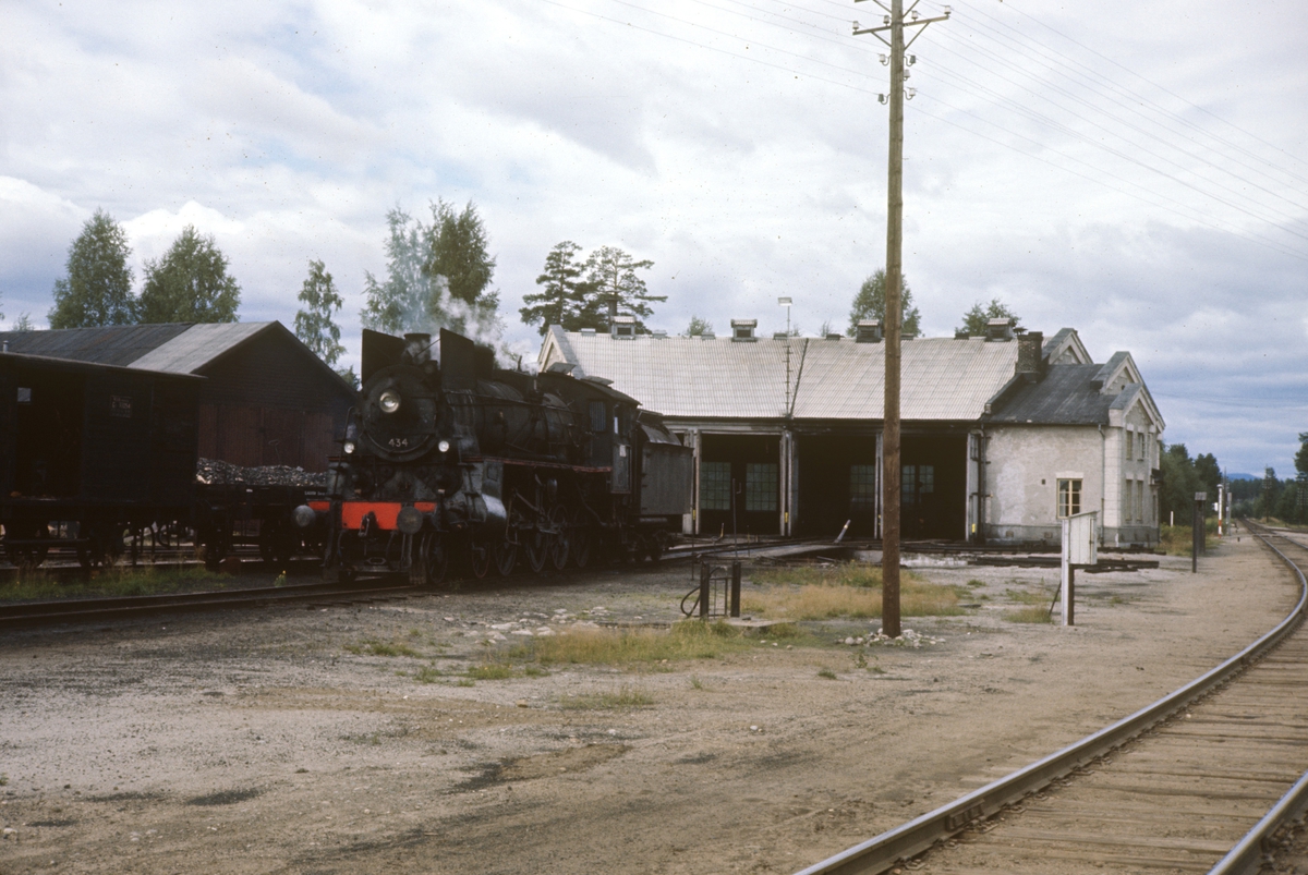 Damplok 26c nr. 434 foran lokomotivstallen på Elverum stasjon.