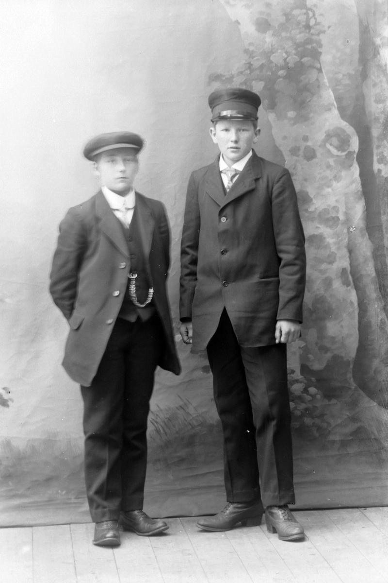 Studioportrett to unge menn i uniform.