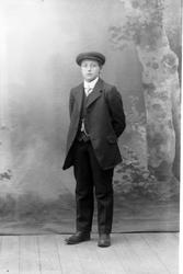 Studioportrett av en mann i helfigur.