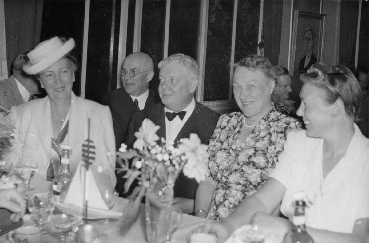 Från middagen på Societetshuset i Mariehamn 14 juli under KSSS och KMK:s eskaderfärd till Finland 1947. Vid bordet, från vänster: Hilda Erikson, H. Berns, Elin Hohenthal, okänd.
