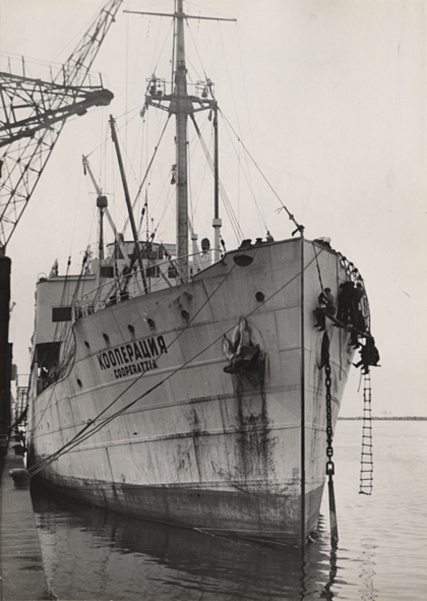 Det ryska lastångfartyget COOPERATZIA i Malmö hamn 1953.