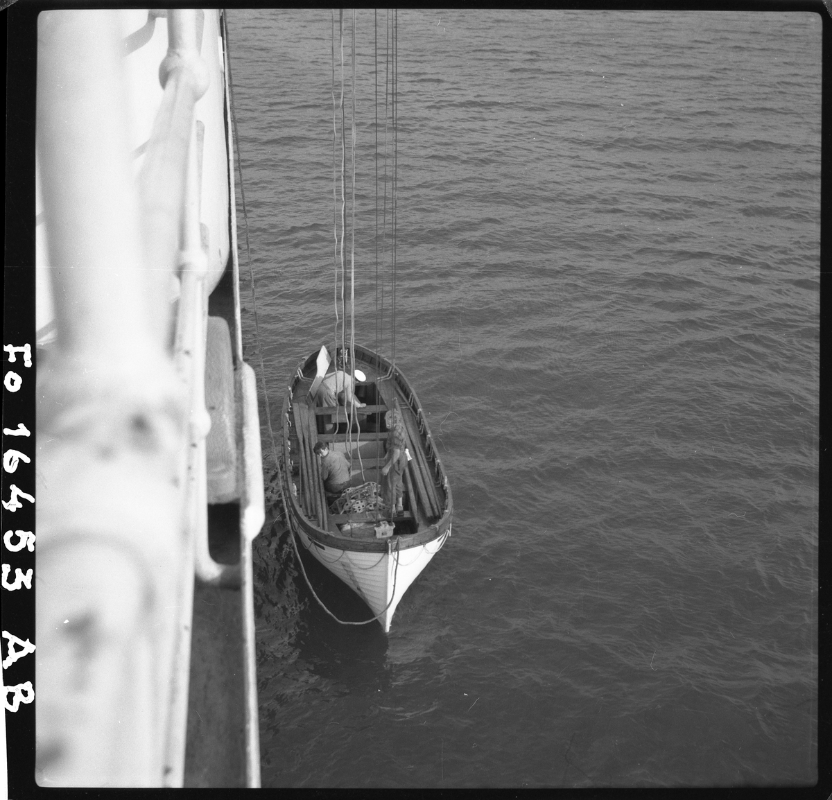 Babords livbåt sjösätts från m/s GOLDEN OCEAN i Haifas hamn 1952. Sjösättning av livbåt.