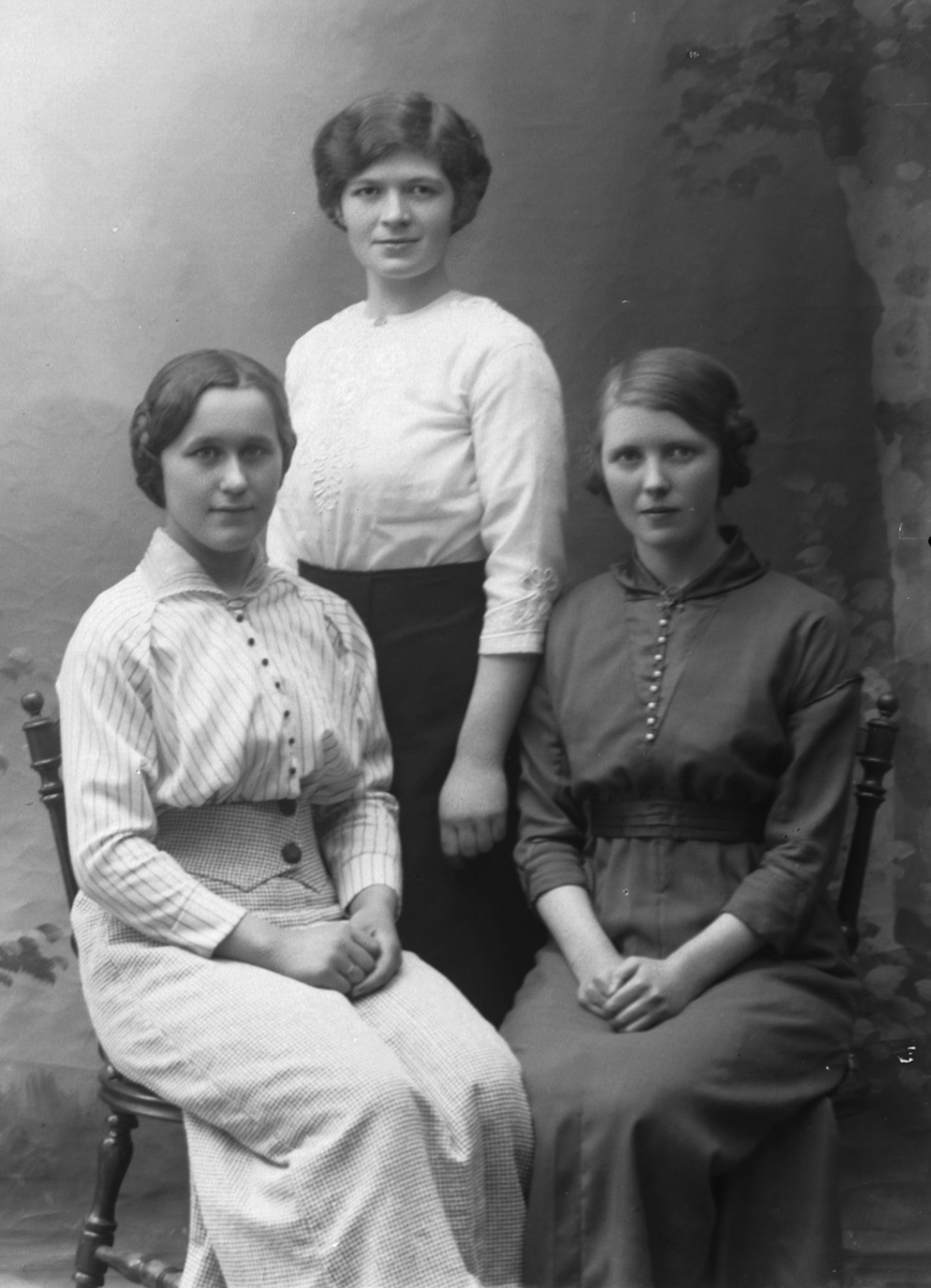 Studioportrett av tre kvinner.
