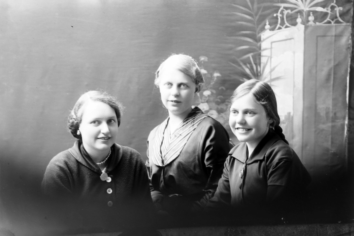 Studioportrett av tre søstre i halvfigur.