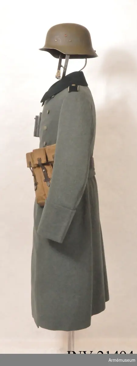 Grupp C.
Överrock (1937) för menig vid infanteriet. Av fältgrått kläde. Tvåradig med 6 knappar i vardera rad. Baktill en inskärning som knäpps med 4 benknappar inuti, i livet en sleif som består  av två delar. Axelklaffar av mörk grönt kläde med vit pass- poil omkring, b:45 mm. Foder av grått tyg. Knappar av grå metall. Ärmuppslag rakskurna, h:160 mm.