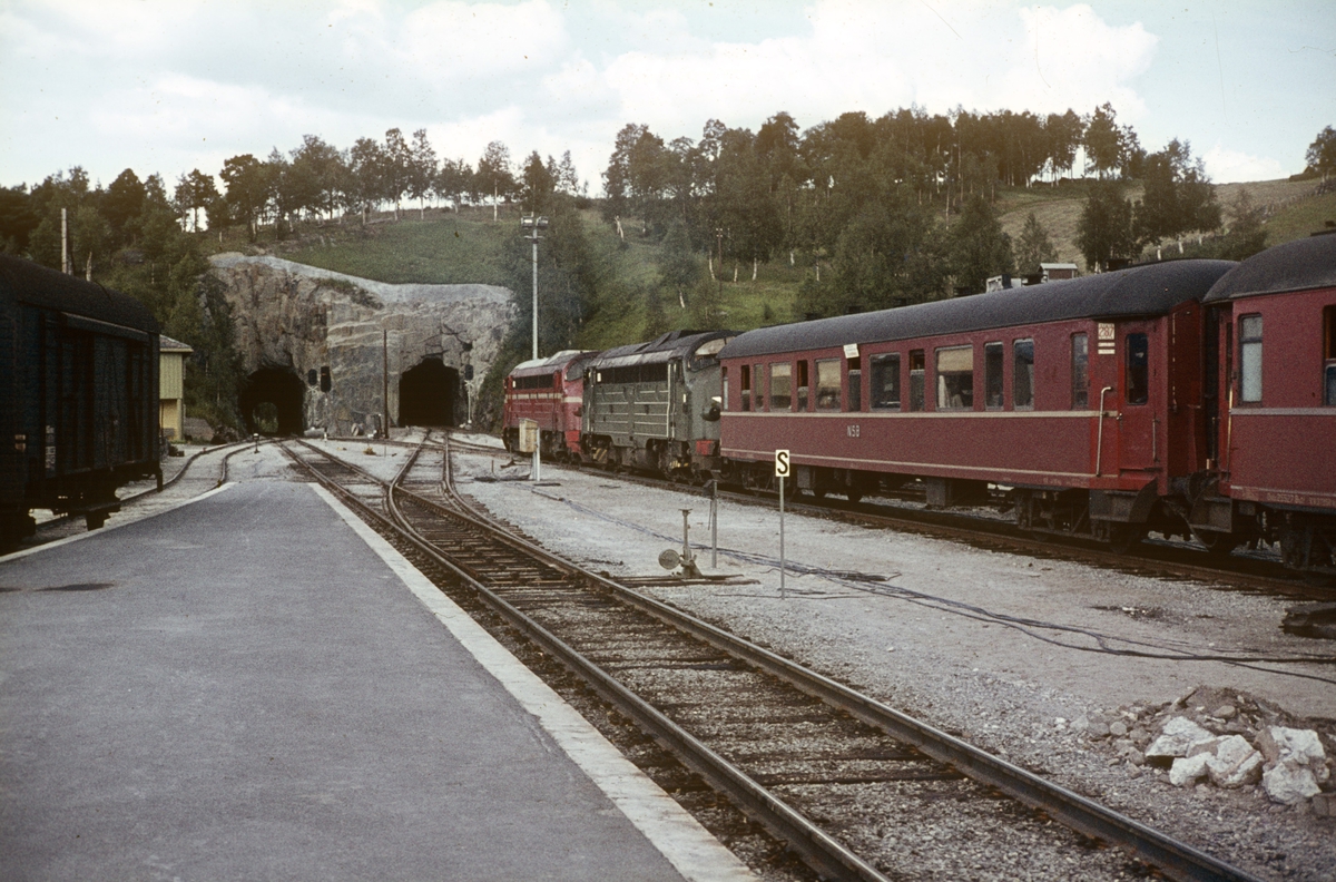 Hurtigtog til Trondheim på Dombås stasjon. Toget trekkes av to lokomotiver type Di 3.