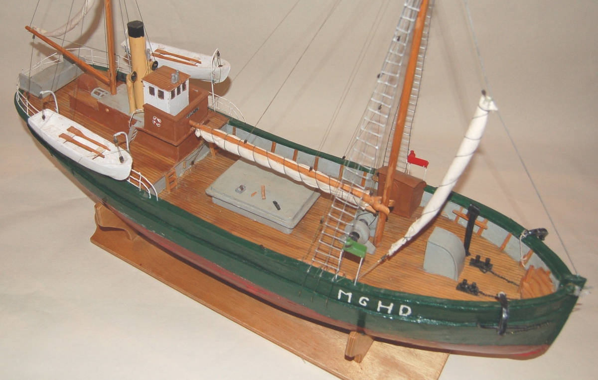 Modellen er en kopi av "Jopeter" (I) som var bygd i tre med isklasse for ferdsel i arktiske områder. Skuten hadde utkikstønne i formasten, så skipperen lettere kunne dirigere skuten gjennom isen derfra.