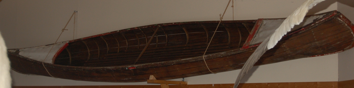 Kanoen er kravellbygget etter modell av ein indianerkano etter kanadiske teikninger.